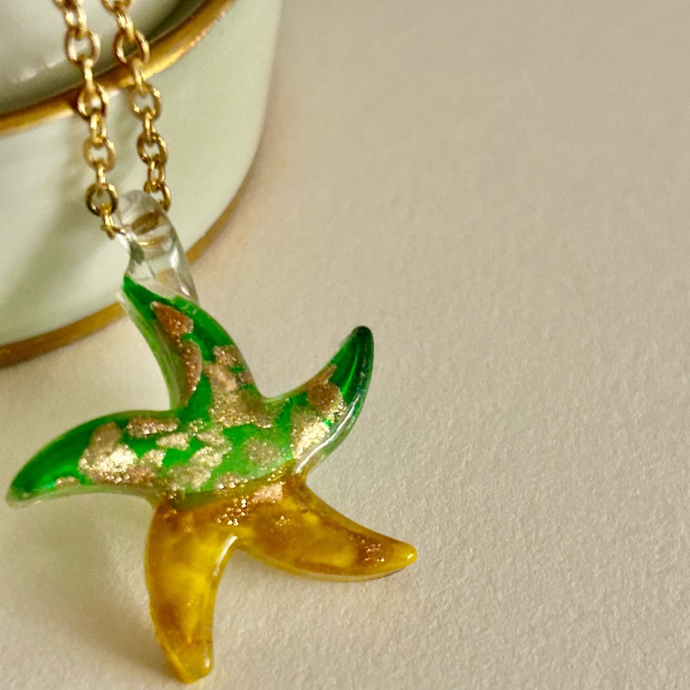 NWOT Necklace Glass Starfish Gold-fleck Green & Yellow 1”, hypoallergenic chain
